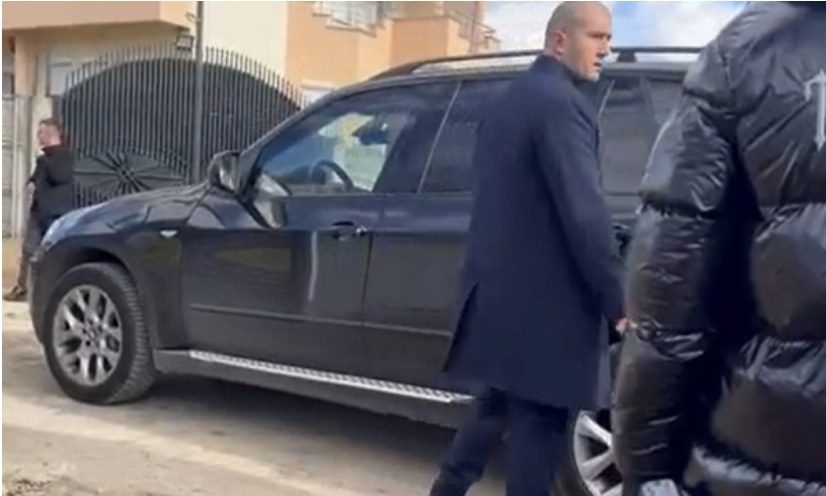 “bateriat”,-apo-“filterat”,-kurtit-nuk-i-“dhez”-vetura-per-disa-minuta-pas-vizites-ne-podujeve