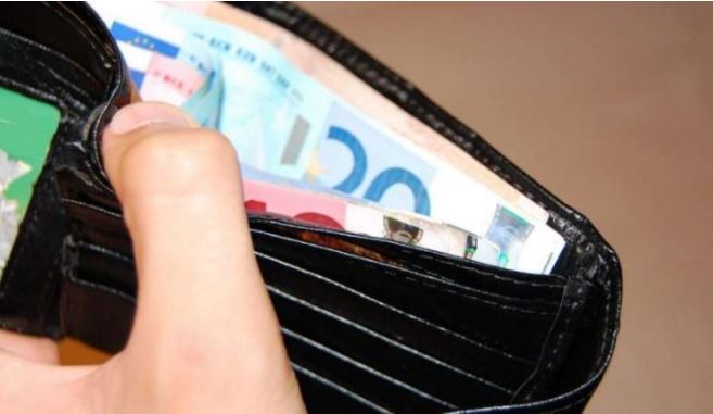 qytetaret-ne-vushtrri-gjejne-kulete-dhe-para,-i-dorezojne-ne-stacionin-policor