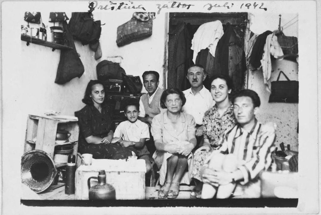 kurti-per-diten-nderkombetare-te-viktimave-te-holokaustit:-nder-dyert-e-hapura-per-hebrenjte-ishin-ato-te-familjeve-shqiptare