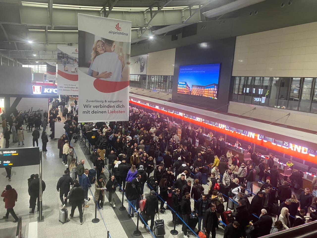 dite-vikendi,-aeroporti-“adem-jashari”-po-“vlon”-nga-njerezit