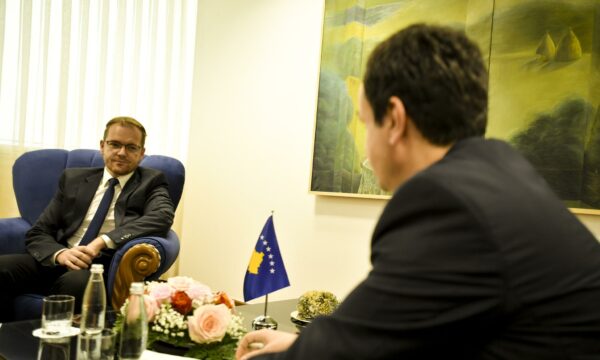 keshilltari-i-kurtit:-talat-xhaferi-do-te-quhej-shqiptar-sikur-te-bente-homazhe-ne-varrezat-e-deshmoreve
