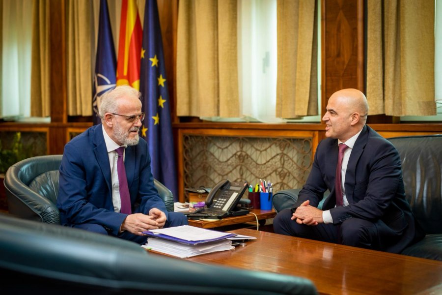 neser-behet-pranim-dorezimi-i-detyres,-xhaferi-e-kovacevski-me-pas-dalin-per-shetitje