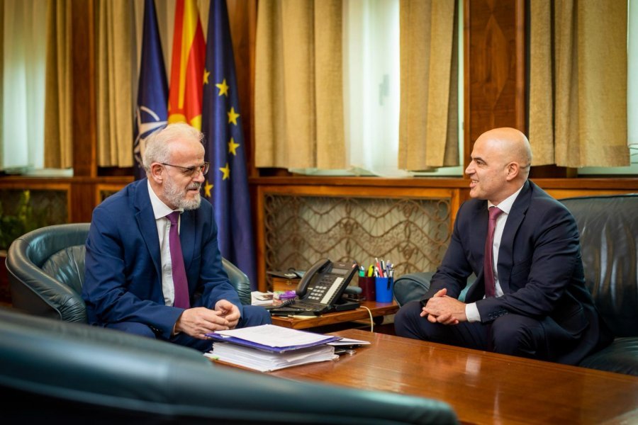 talat-xhaferi-sot-zyrtarisht-merr-detyren-e-kryeministrit-te-maqedonise-se-veriut