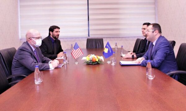 hovenier-takon-guvernatorin-e-bqk’se,-i-kerkon-shtyrjen-e-zbatimit-te-rregullores-se-re-qe-e-perjashton-dinarin