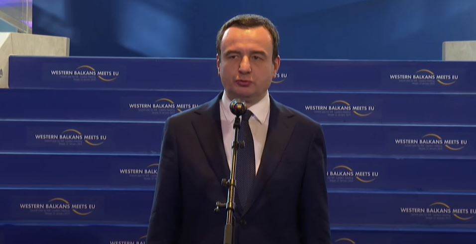 kurti-kujton-ushtaret-dhe-civilet-qe-u-vrane-ne-janar-te-vitit-1990:-pervjetoret-na-i-perterijne-plaget-e-luftes