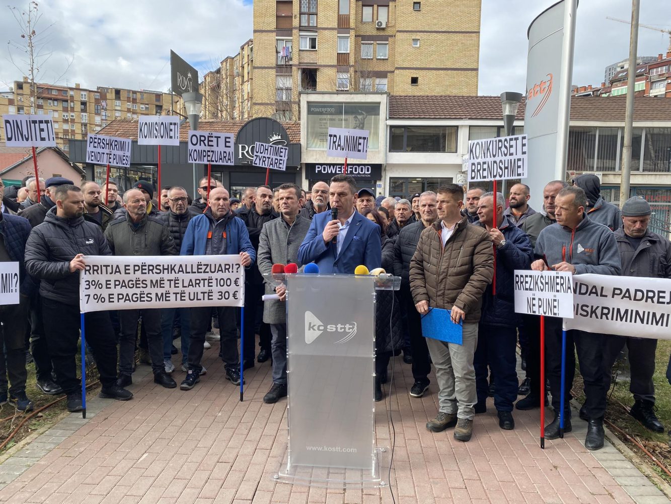 sindikatat-dhe-punetoret-e-kostt-it-shprehin-pakenaqesite-per-pagat