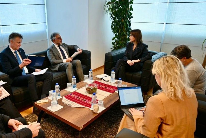 haxhiu-takohet-me-shefin-e-eulexit,-bisedojne-per-te-arriturat-e-ministrise-se-drejtesise