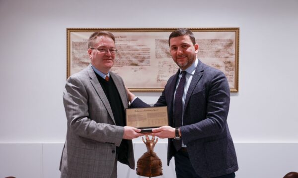 abbott-ne-takim-lamtumires-te-kreu-i-pdk’se-memli-krasniqi