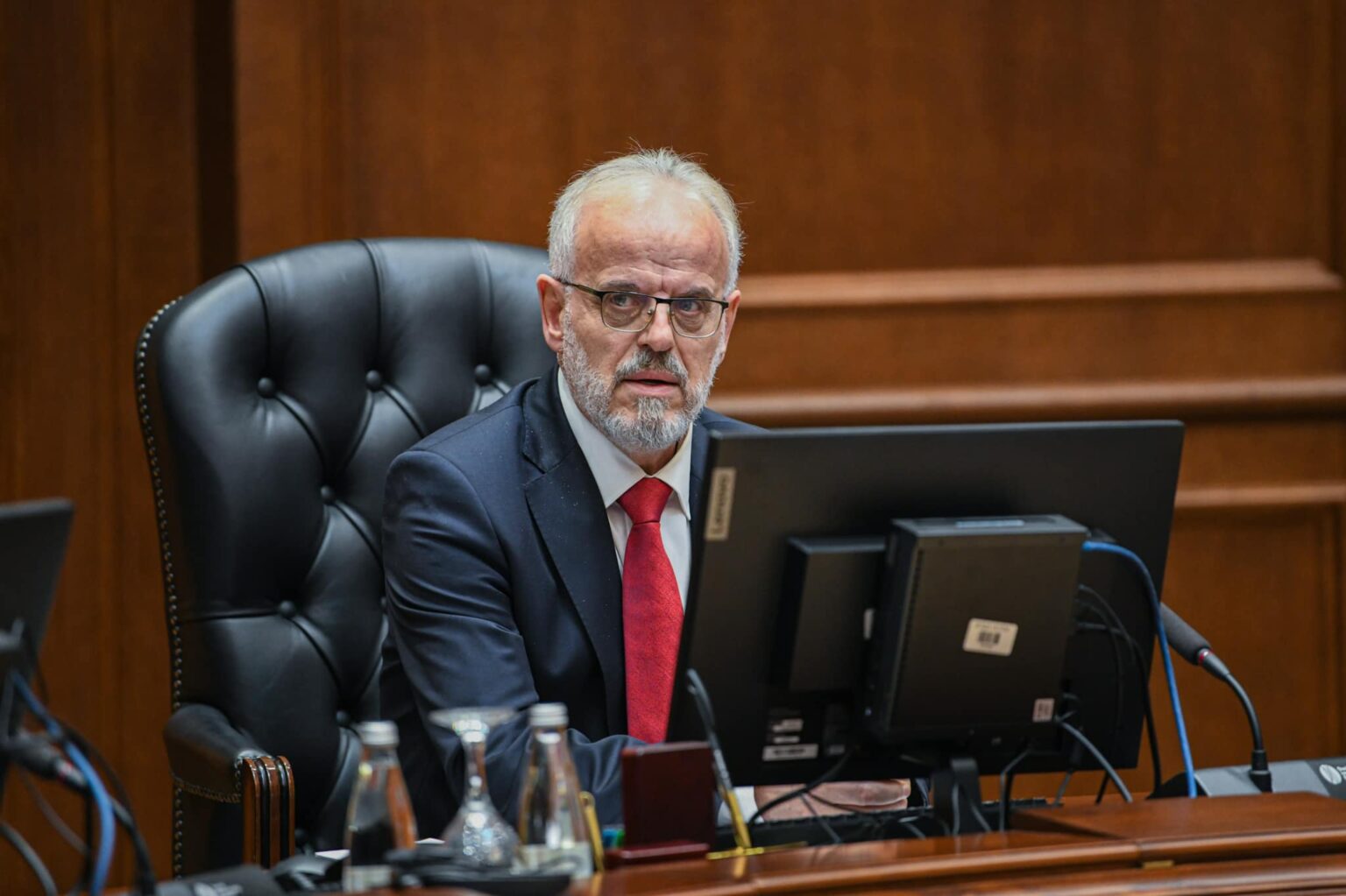 xhaferi-mban-mbledhjen-e-pare-si-kryeminister:-pres-qe-ministrat-te-punojne-me-perkushtim