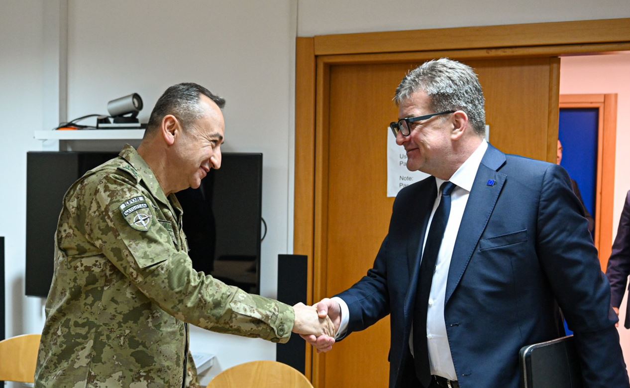 lajcaku-takohet-me-shefin-e-kfor-it,-u-diskutuan-perpjekjet-e-perbashketa-per-sigurine-ne-kosove