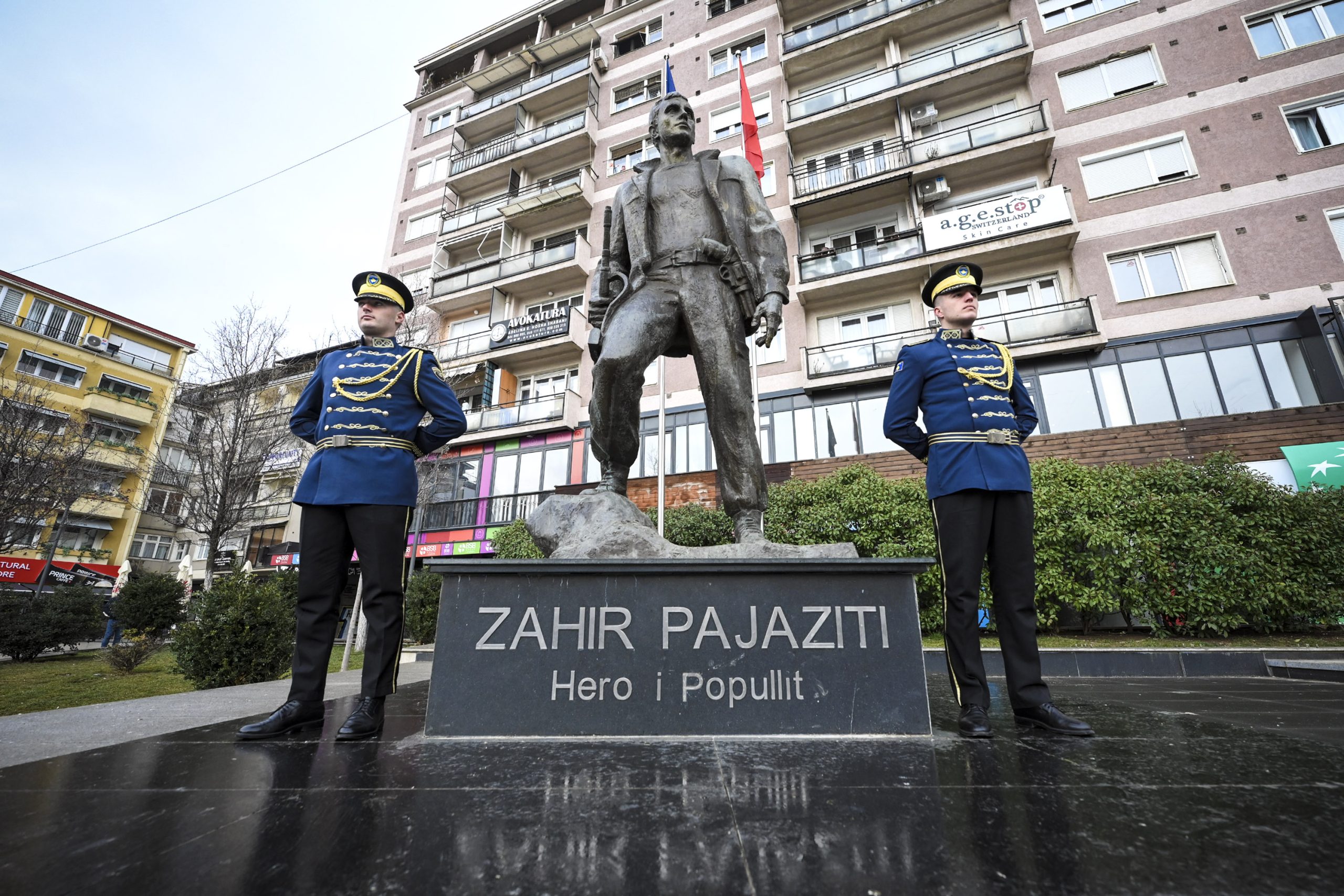 vjosa-osmani-sot-ben-homazhe-prane-shtatores-se-zahir-pajazitit