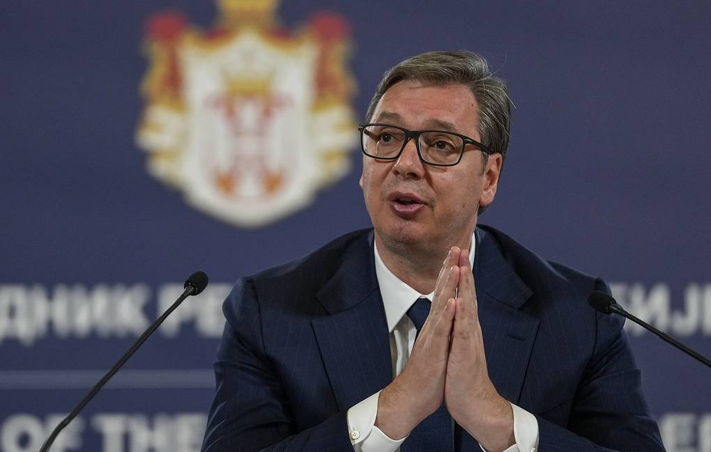 Mediat serbe raportojnë se Vuçiq ka mbajtur takim urgjent me ministrat e tij lidhur me heqjen e dinarit në Kosovë