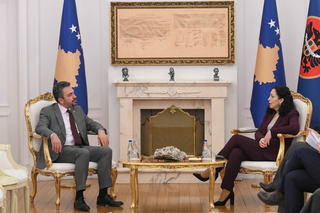 Presidentja Osmani priti në takim kryetarin e KQZ-së, Kreshnik Radoniqi