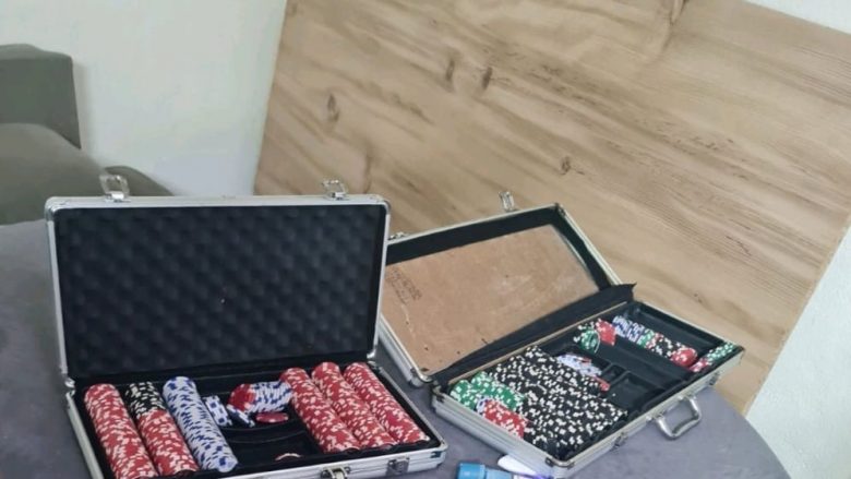 bixhoz-dhe-lojera-fati-ne-nje-lokal-ne-vushtrri-–-policia-arreston-te-dyshuarin-dhe-i-sekuestron-arme-e-municion