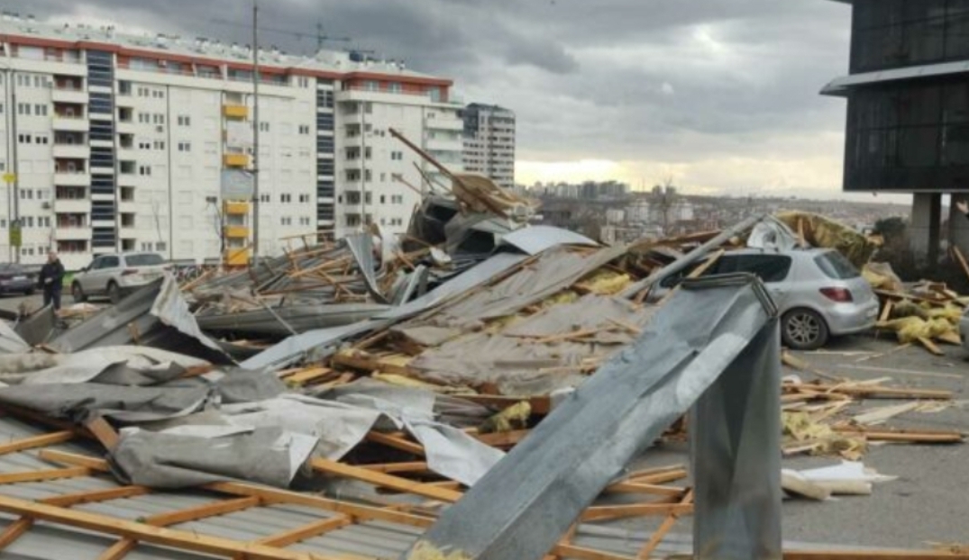 Rrëzimi i çatisë së Komunës së Prishtinës, arrestohen dy persona