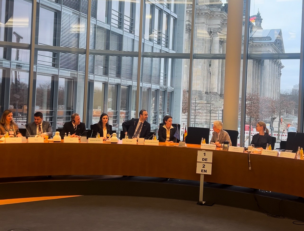 situata-e-sigurise-dhe-kercenimet-e-serbise,-teme-diskutimi-ne-takimin-e-gervalles-me-komisionin-per-mbrojte-te-gjermanise