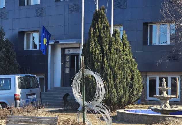 ne-ndertesen-e-komunes-se-leposaviqit-sot-eshte-vendosur-flamuri-i-kosoves