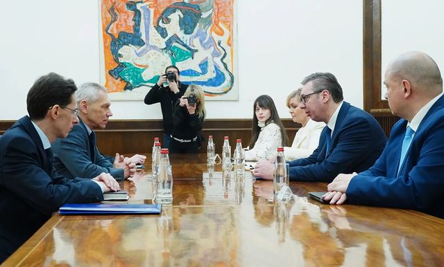 Heqja e dinarit, Vuçiqi takohet me ambasadorin rus