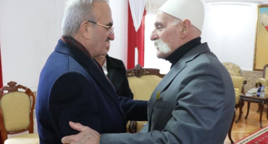 zevendesministri-i-puneve-te-brendshme-te-turqise-ben-homazhe-ne-prekaz,-takohet-me-rifat-jasharin