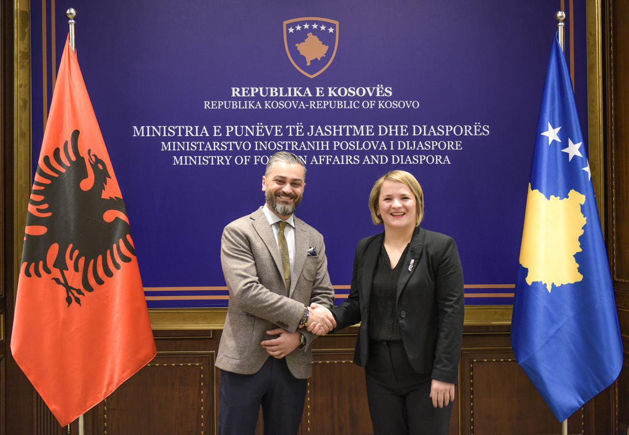 zv.ministrja-gashi-pret-ne-takim-homologun-shqiptar,-diskutojne-per-bashkepunimin-e-dyanshem
