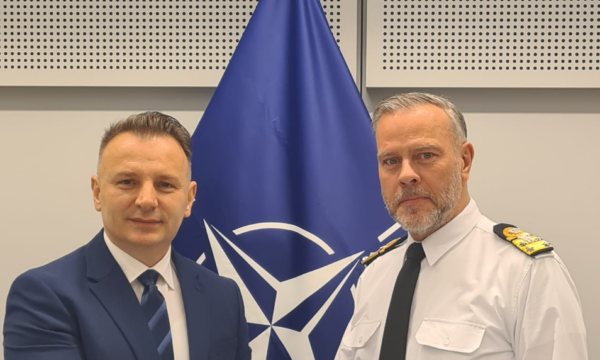 zemaj-takon-admiralin-rob-bauer:-kosova-mirenjohese-per-kontributin-e-nato-s-dhe-kfor-it
