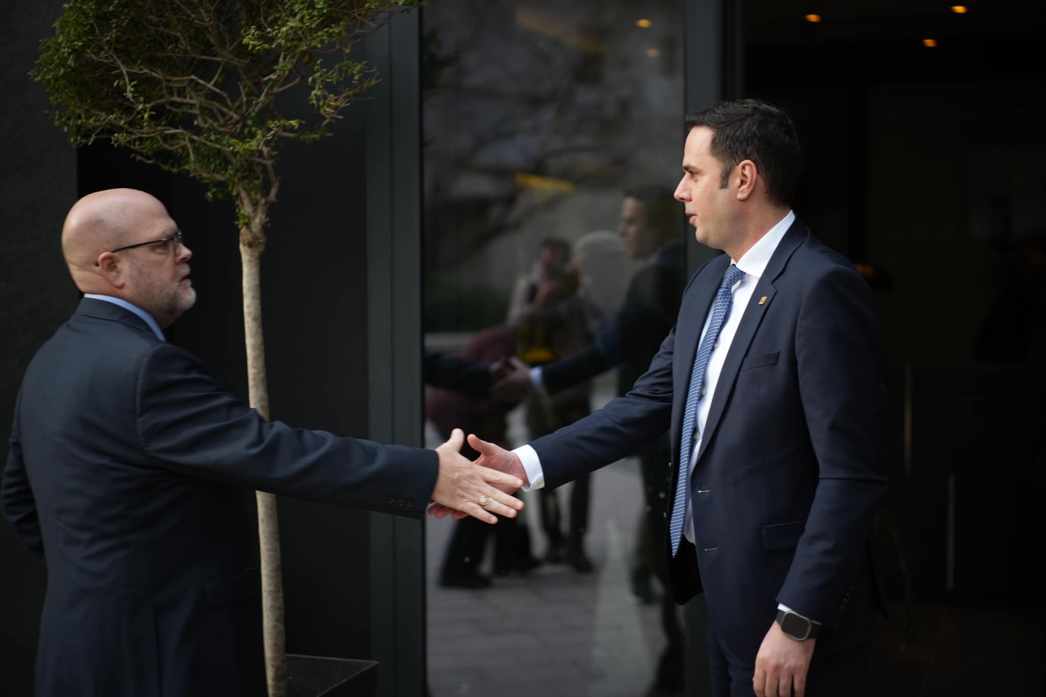 abdixhiku-pret-ne-takim-ambasadorin-hovenier,-diskutojne-per-zhvillimet-e-fundit-ne-kosove
