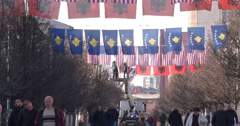 prishtina-stoliset-me-flamuj-te-kosoves-per-festen-e-pavaresise