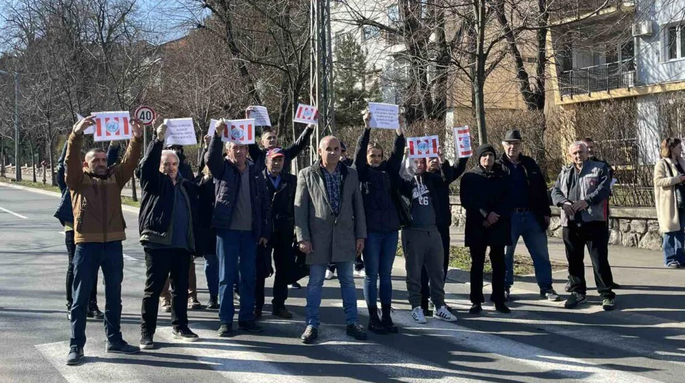 serbet-nga-kosova,-proteste-para-ambasades-amerikane-ne-beograd