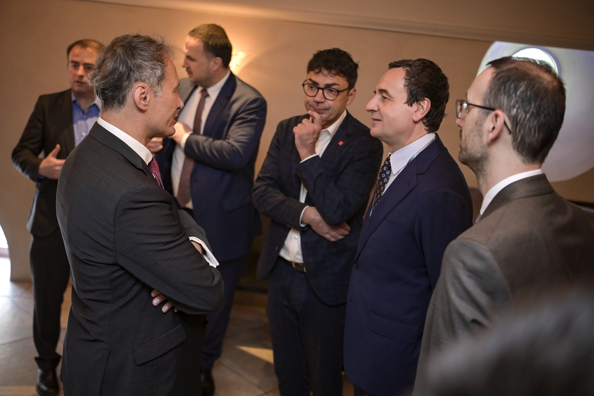 kurti-takon-perfaqesues-te-kompanive-gjermane,-i-fton-per-investime-ne-kosove