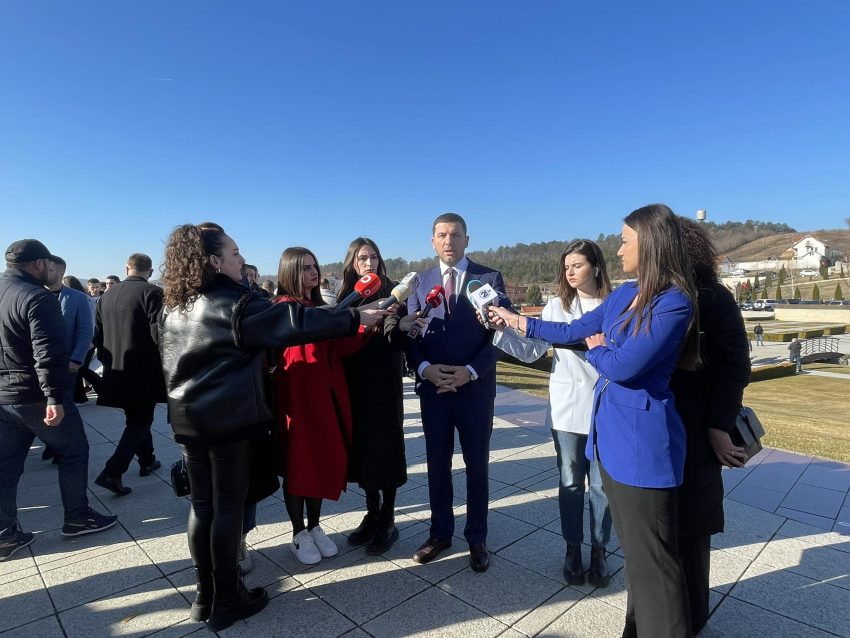 krasniqi-nga-prekazi:-kjo-eshte-dita-ku-duhet-te-riperserisim-zotimet-tona-per-t’i-sherbyer-kosoves-ndershem-e-drejte