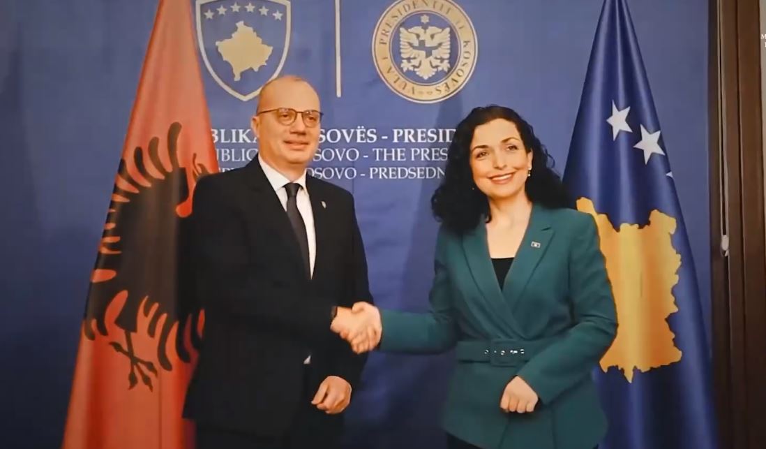 hasani-uron-kosoven-per-diten-e-pavaresise-–-ndan-video-me-ngjarjet-kryesore-te-vendit
