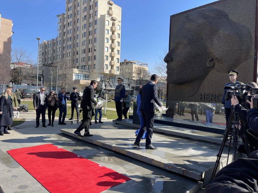 Krerët institucionalë bëjnë nderime te Monumenti “Heroinat” dhe ai i Policëve të rënë në detyrë