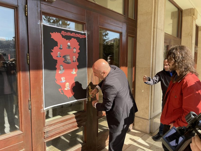 vendoset-nje-pankarte-me-figurat-e-personaliteteve-shqiptare-ne-hyrje-te-kuvendit-–-s’mungojne-thaci,-rama-e-haradinaj