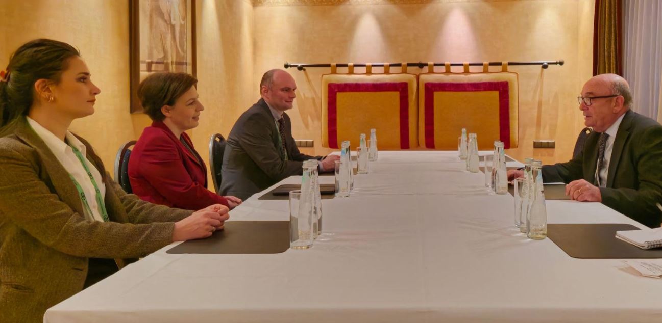 gervalla-takon-peachin,-pershendet-pranine-e-madhe-te-britanise-ne-ballkanin-perendimor