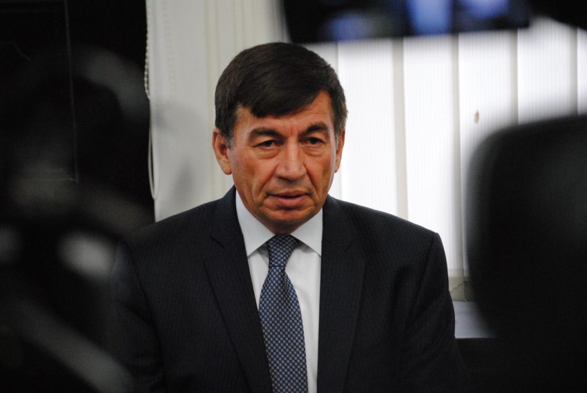 arsim-bajrami-me-kritika-te-ashpra,-permend-asociacionin,-gjykaten-speciale-dhe-percarjet-ndermjet-partive-politike