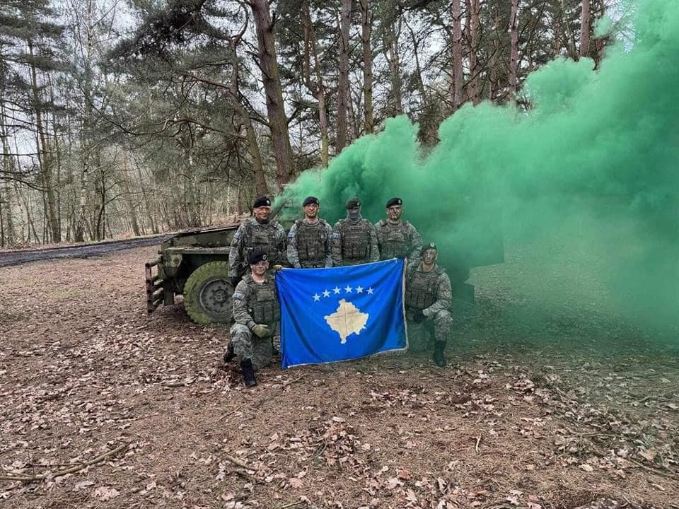 pjesetaret-e-fsk’se-qe-po-i-trajnojne-ushtaraket-e-ukraines-e-festojne-pavaresine-ne-mbreterine-e-bashkuar