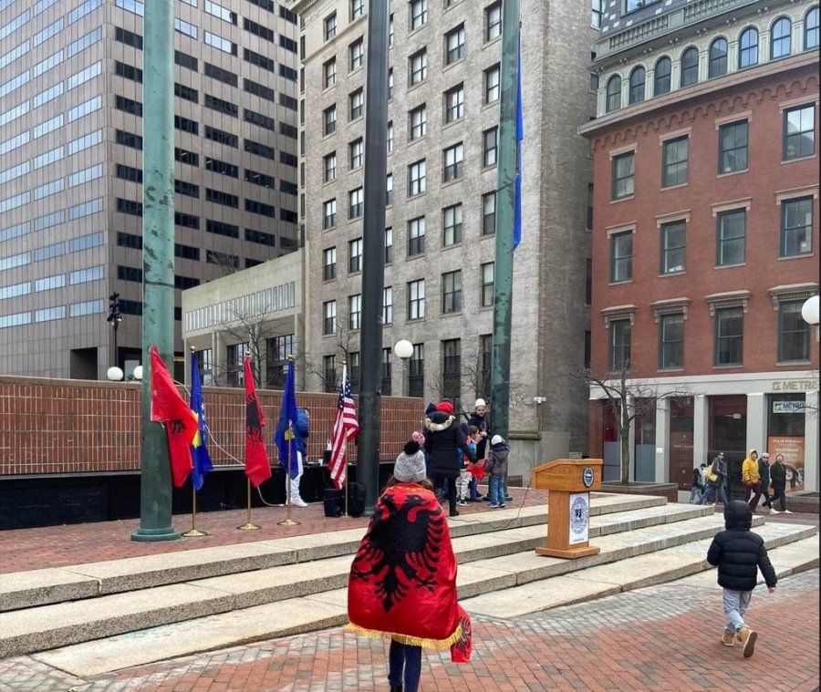 Duke e ngritur flamurin në Ditën e Pavarësisë, rikthehet “Vatra” në Boston