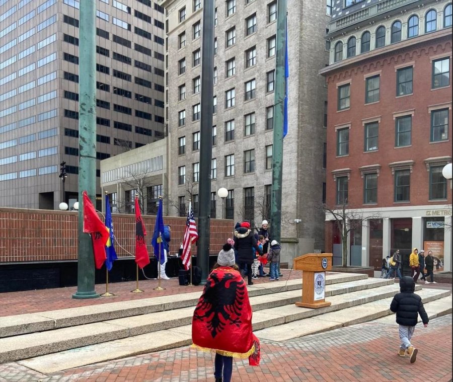 duke-e-ngritur-flamurin-ne-diten-e-pavaresise,-rikthehet-“vatra”-ne-boston