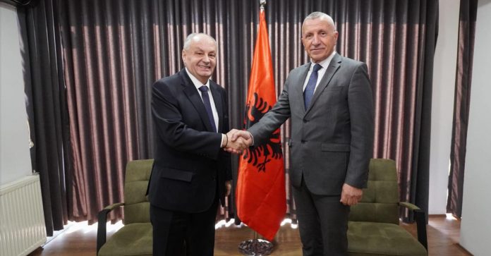 Kamberi takon ambasadorin e Shqipërisë, bisedojnë për pasivizimin e adresave të shqiptarëve në Luginë
