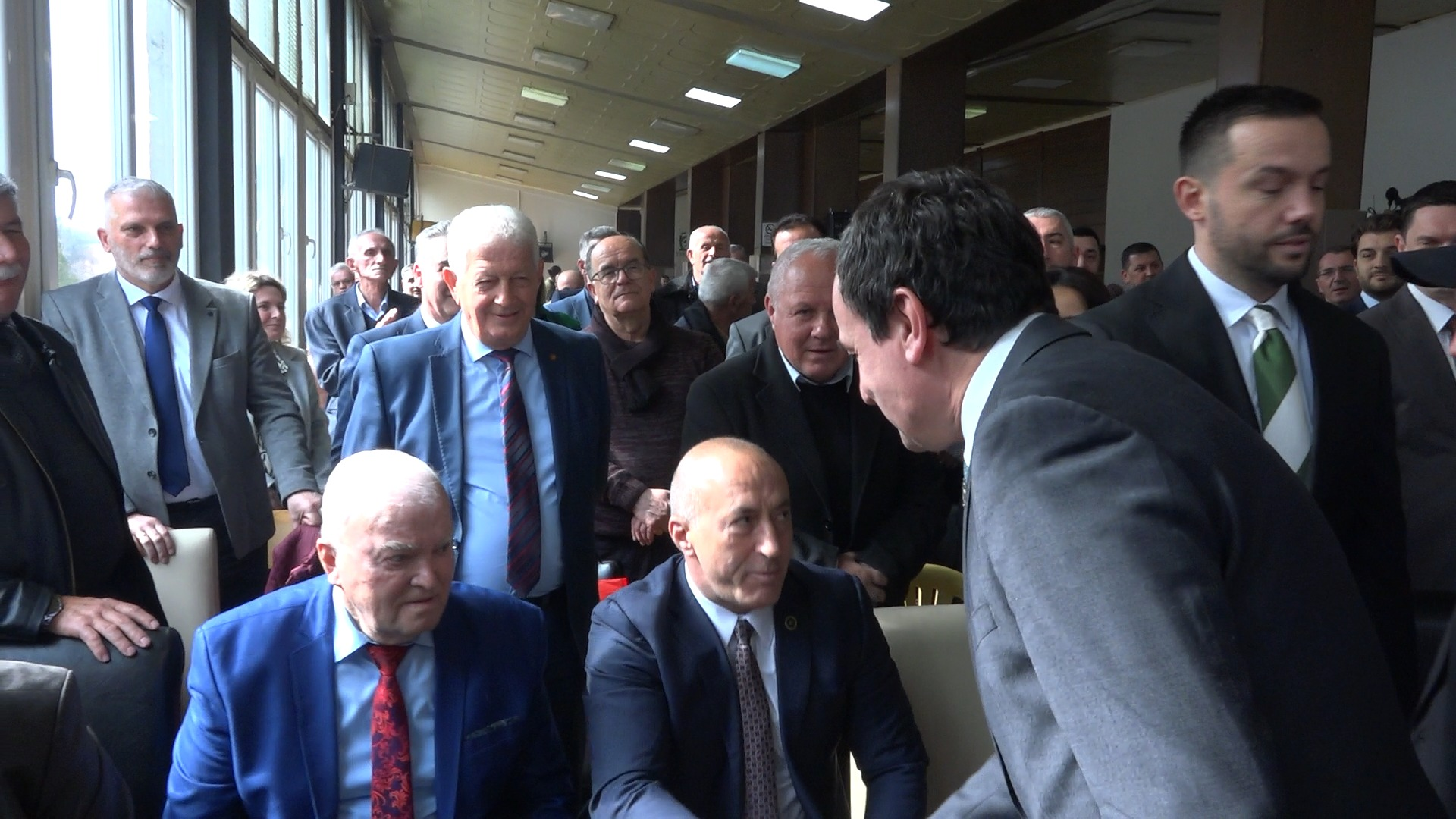 haradinaj-dhe-kurti-pershendeten-“ftohte”-ne-tubimin-e-minatoreve