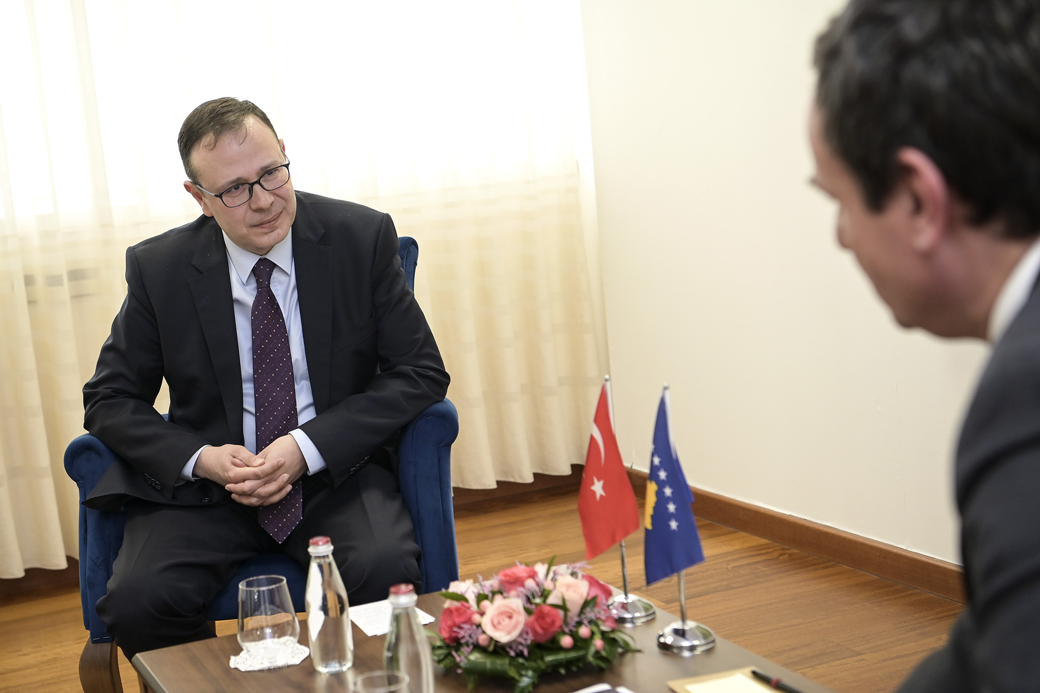 Kurti takon ambasadorin e Turqisë në Kosovë, Sabri Tunç Angılı, diskutohet për marrëdhëniet dypalëshe