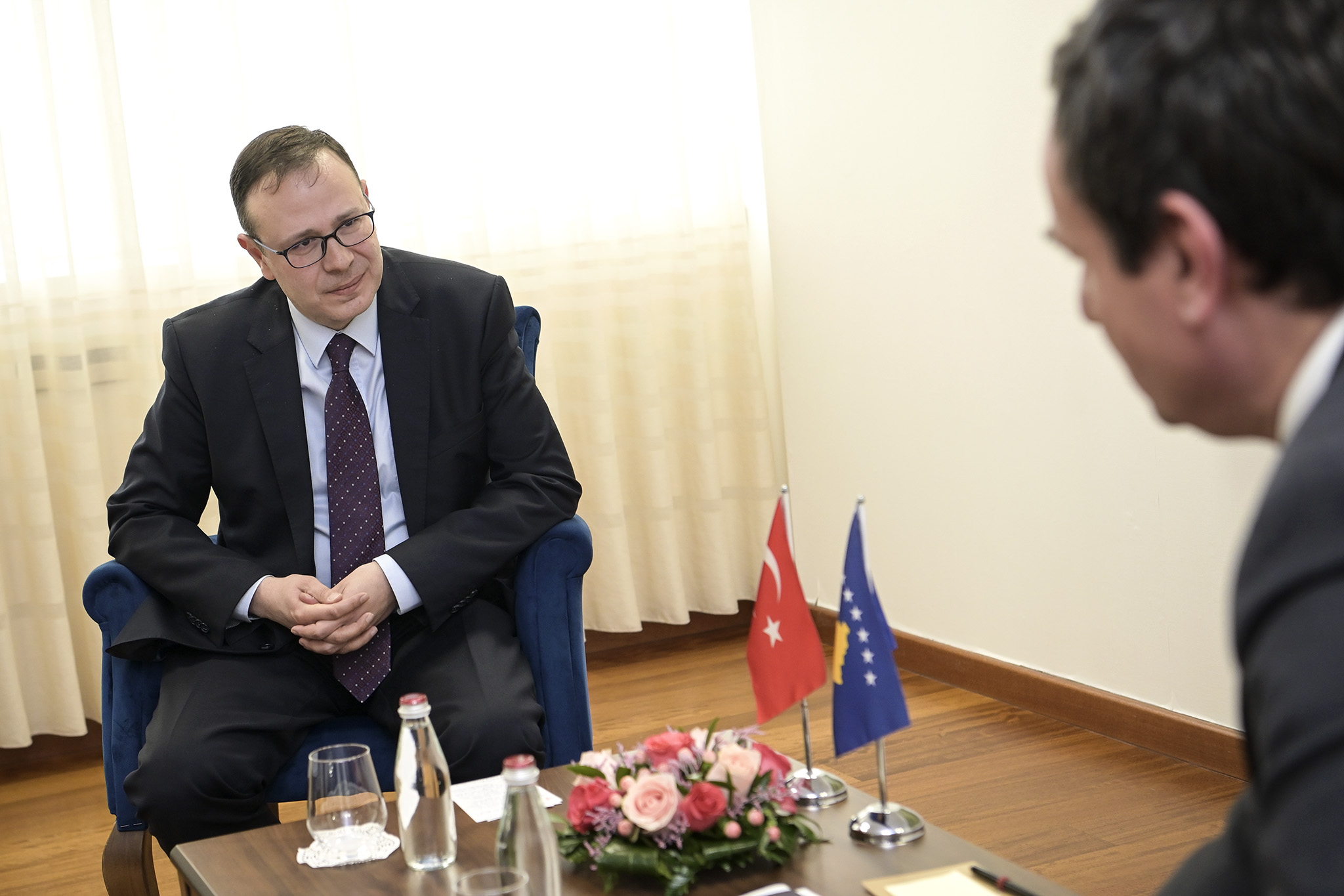 kurti-takon-ambasadorin-e-turqise-ne-kosove,-sabri-tunc-angili,-diskutohet-per-marredheniet-dypaleshe