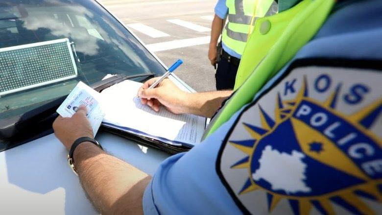 Policia zë në flagrancë dy shoferë duke bërë gara ilegale në Pejë, i gjobitë me nga 500 euro