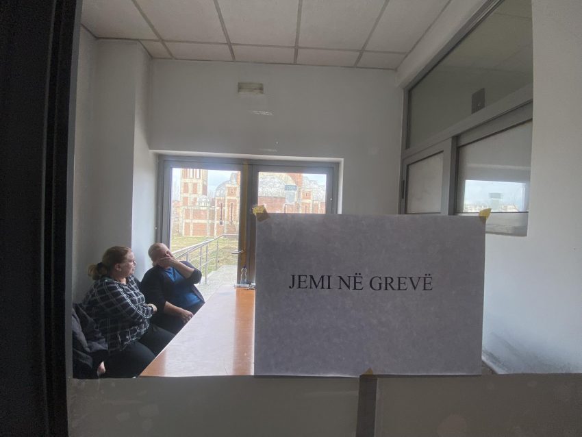 punetoret-teknik-te-fakultetit-te-edukimit-pjese-e-greves,-rritja-e-pages-kushti-i-tyre-i-vetem