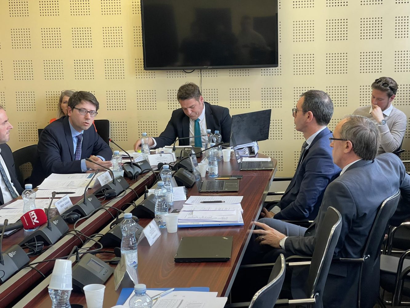 hoti-–-muratit:-shkove-ti-nuk-je-me-minister,-edhe-kete-vit-edhe-shkon