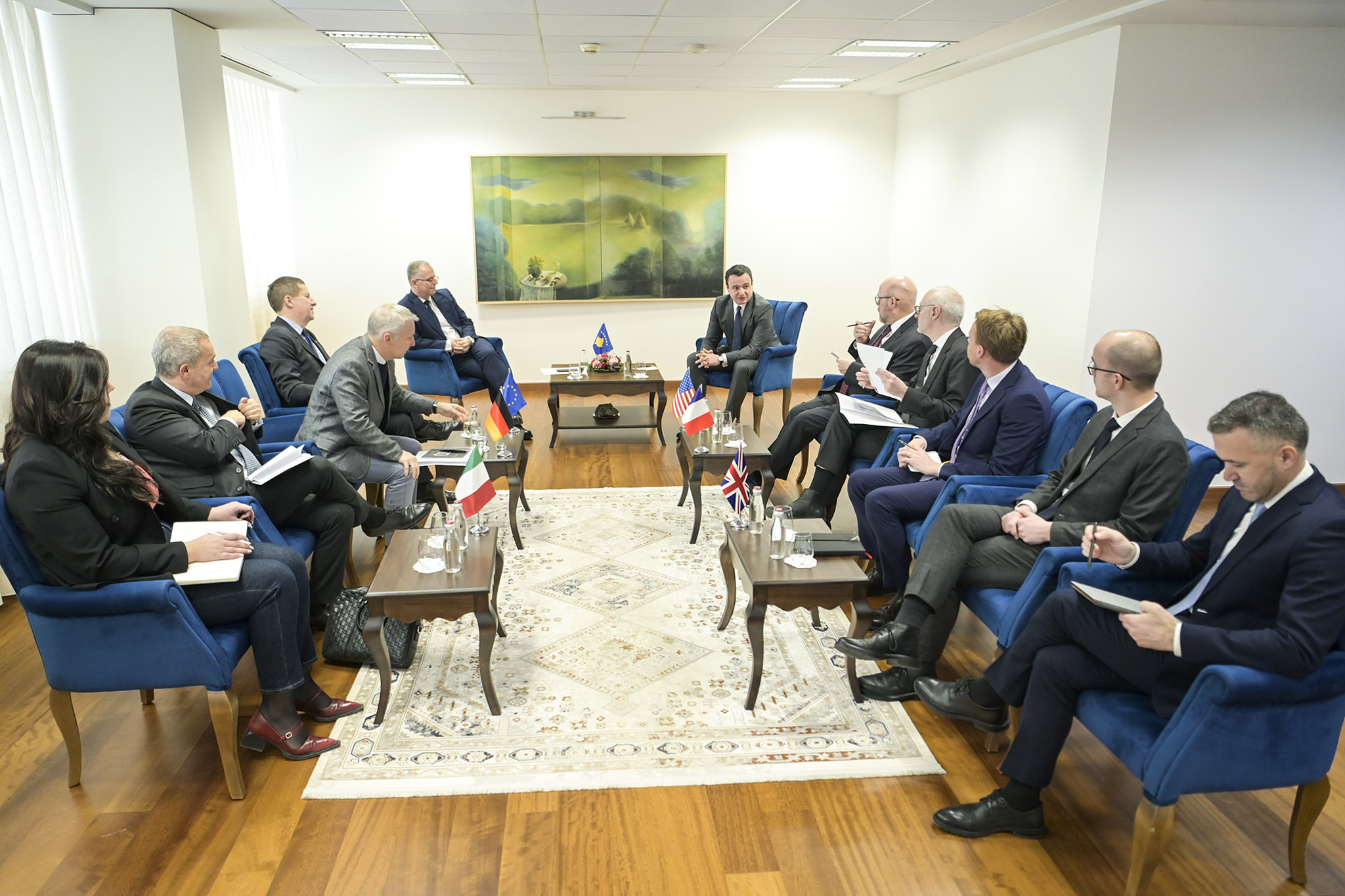 kurti-takon-ambasadoret-e-quint-it,-thekson-nevojen-per-heqjen-e-masave-ndaj-kosoves