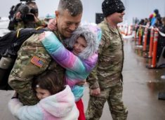 ushtaret-amerikane-kthehen-ne-shtepi-pas-10-muajsh-sherbim-ne-kosove,-garda-kombetare-publikon-fotografite