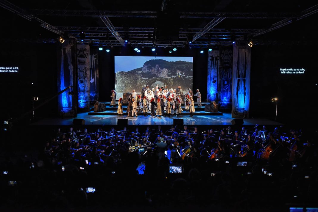 ceku:-opera-e-pare-kosovare-‘goca-e-kacanikut’,-dhuroi-emocione-ne-shfaqjen-premiere-per-publikun