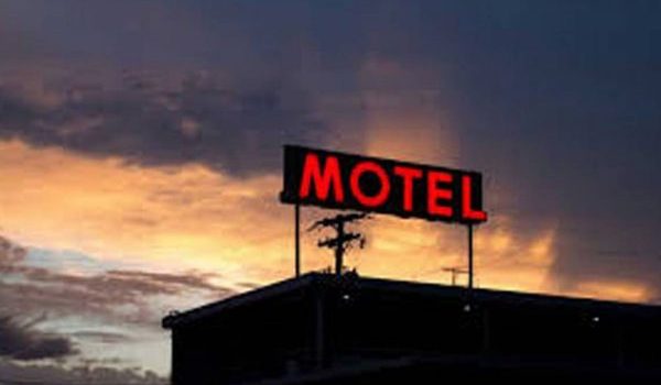 nje-grua-raporton-ne-polici-se-eshte-dhunuar-ne-nje-motel-ne-obiliq