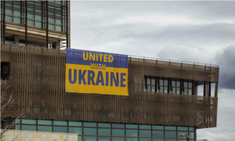 flamuri-ukrainas-ne-ambasaden-e-shba-se-ne-prishtine,-hovenier:-ne-nuk-mund-ta-pranojme-agresionin-e-rusise